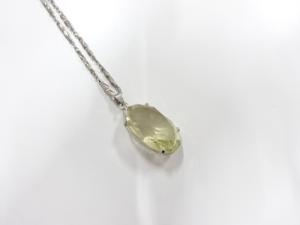 クォーツ　ネックレス